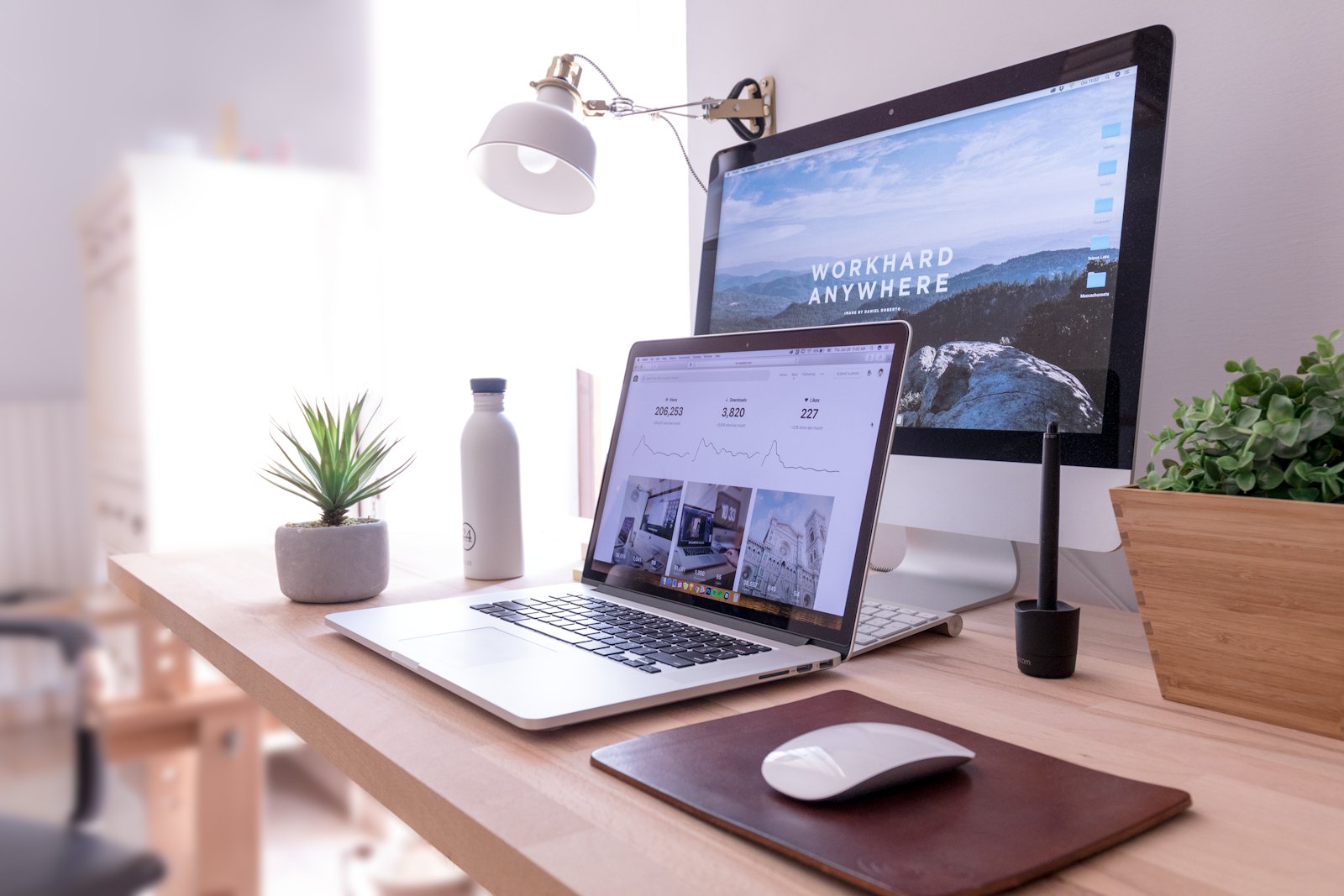 MacBook 與 iMac 桌面工作場景