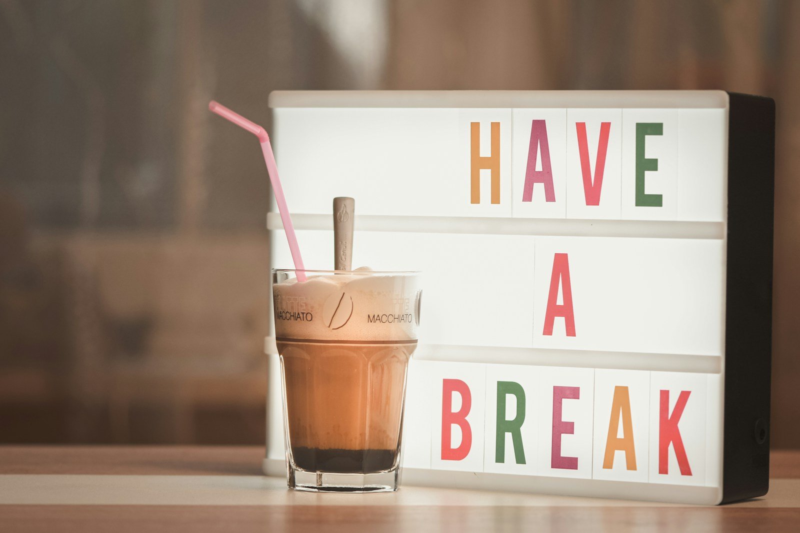 Have a break 標語旁的飲料
