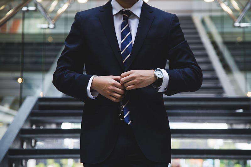 A man in a suit 穿西裝的男子