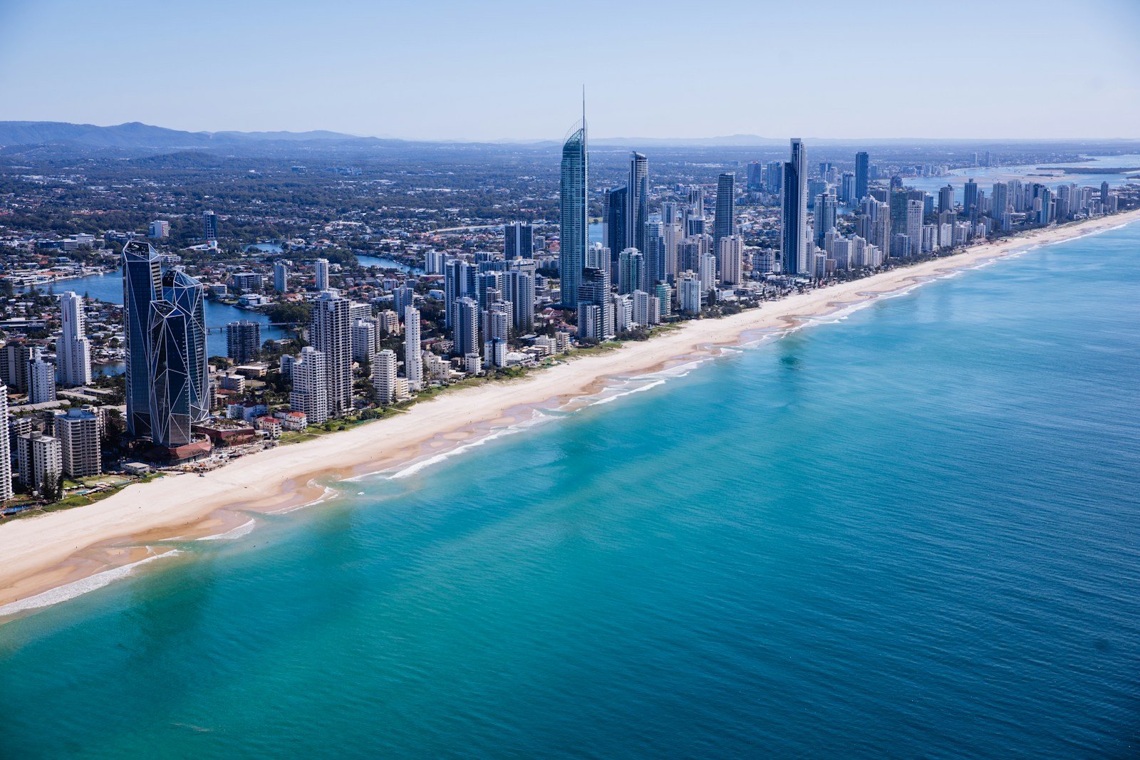 從空中俯瞰黃金海岸 Surfers Paradise 的海灘與城市高樓