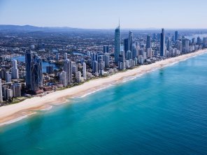 從空中俯瞰黃金海岸 Surfers Paradise 的海灘與城市高樓