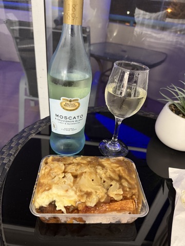 房間陽台上的 family roast 晚餐與白酒