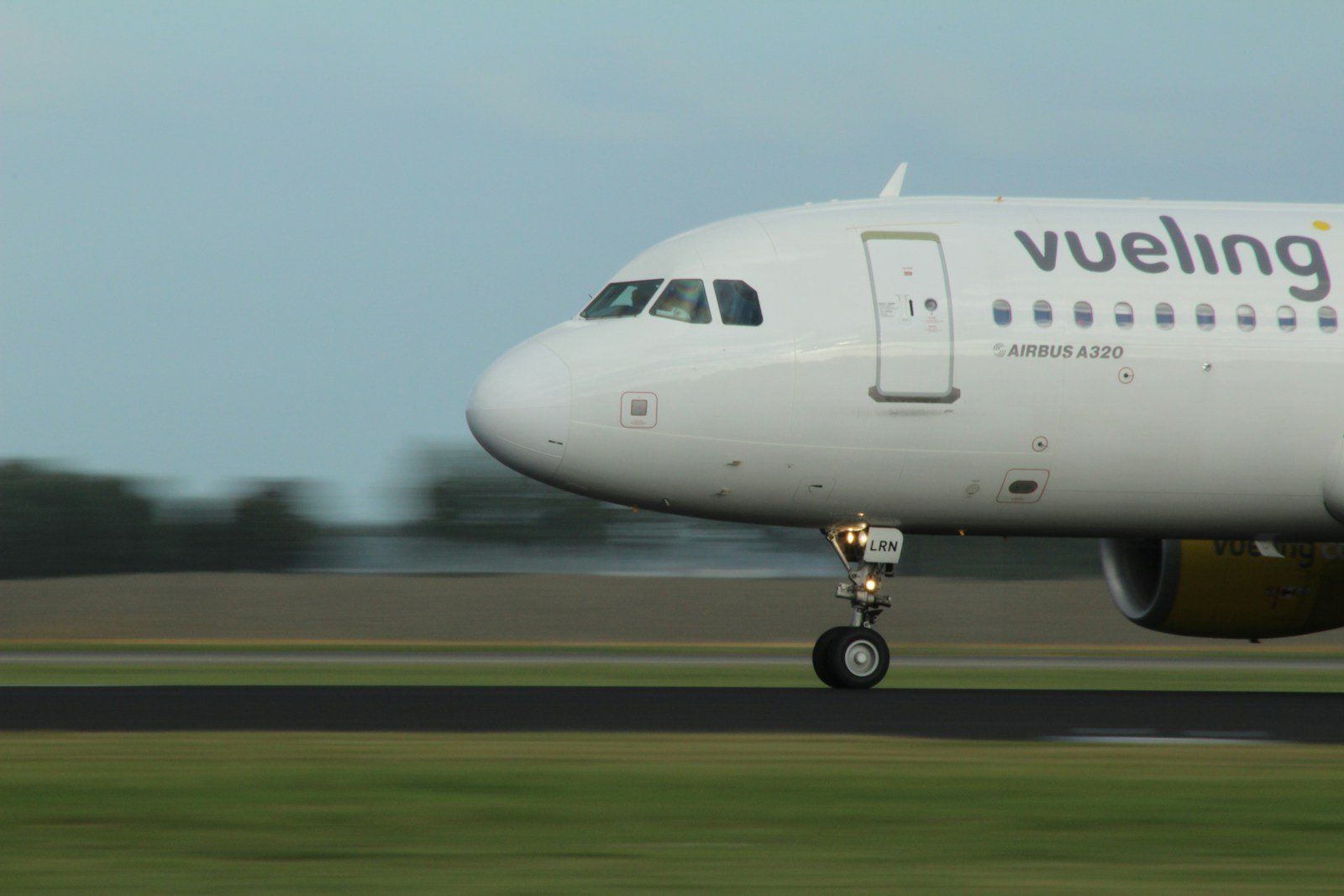 跑道上帶有移動模糊效果的 Vueling 客機