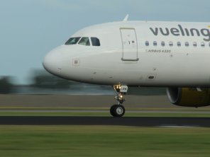 跑道上帶有移動模糊效果的 Vueling 客機