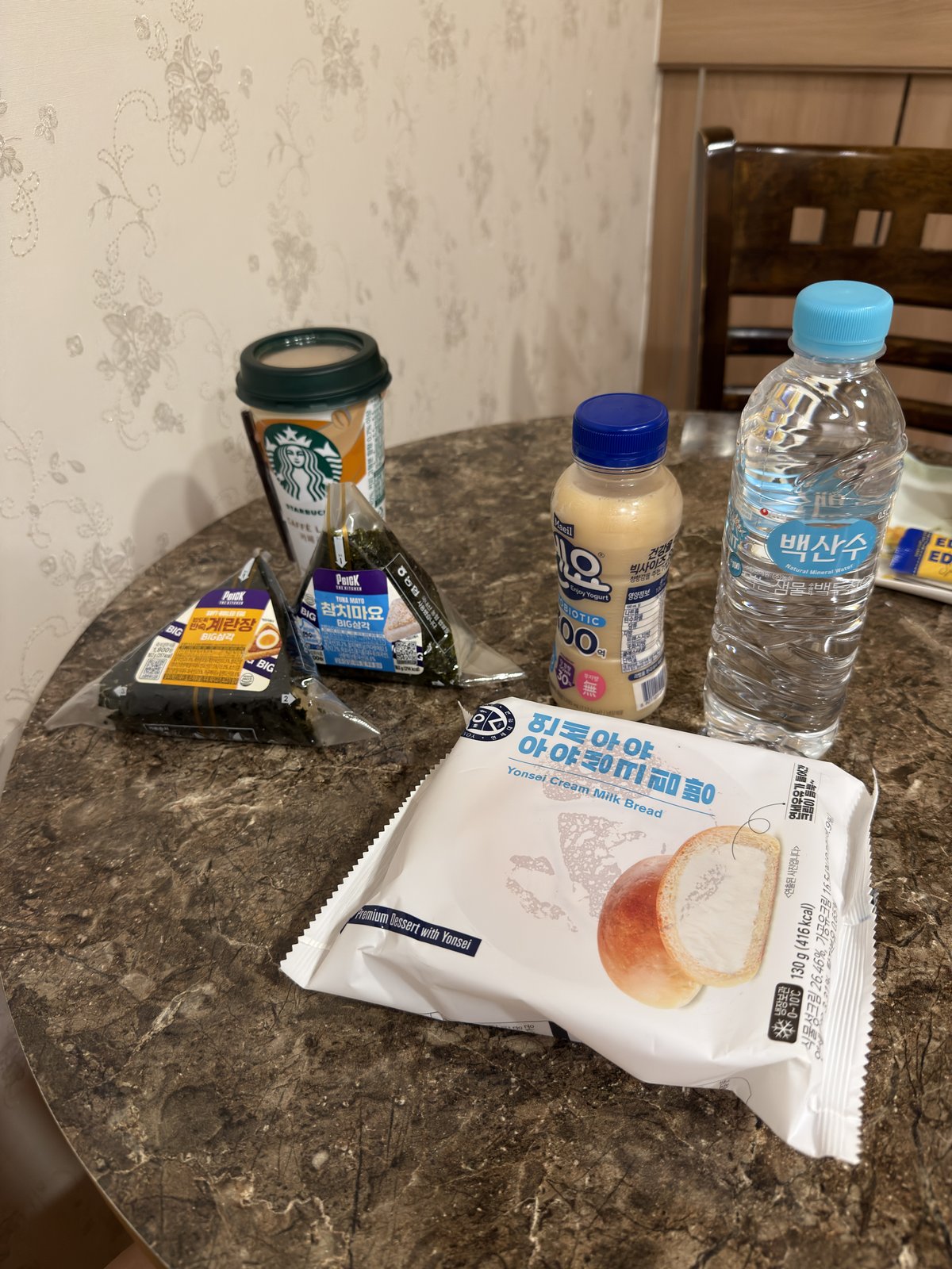 機場外飯店的浴室與浴缸
