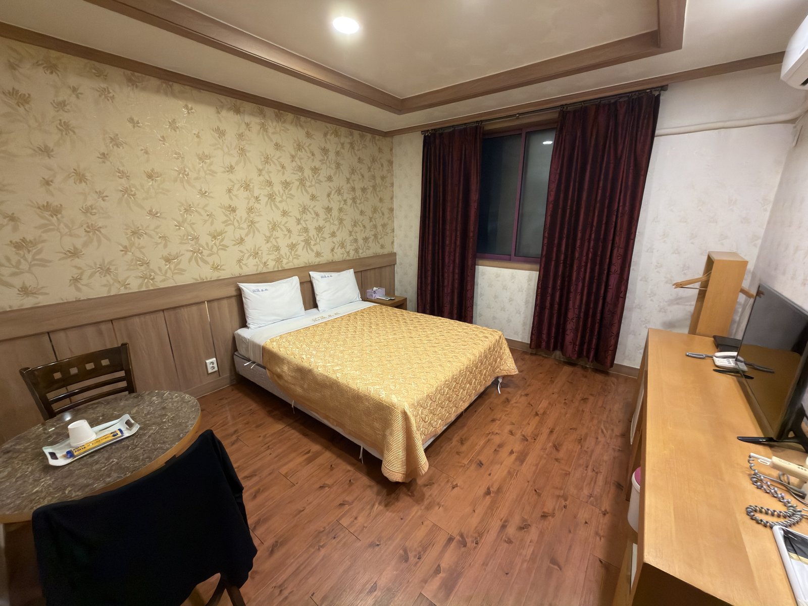 機場外飯店臥室的另一個角度