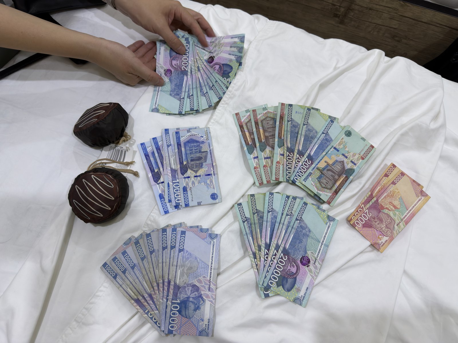 烏茲別克索姆紙鈔與手持現金