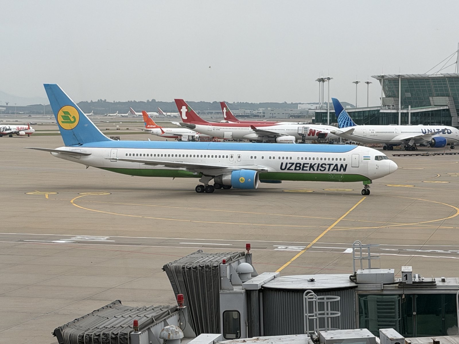 停靠在仁川機場的烏茲別克航空客機