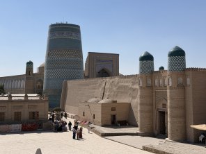 希瓦古城的土色建築與藍色圓頂宣禮塔
